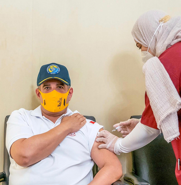 יורש העצר בבחריין מקבל חיסון, צילום: רויטרס