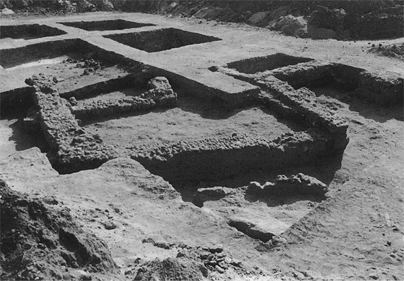 חלק מהעתיקות שנמצאו במקום על ידי הארכיאולוג אמיר גורלנזני, מתוך כתב העת ״עתיקות״ מתוך מאמרו של אמיר גורזלני בכרך ד׳ שנת 2004 תשס״ד