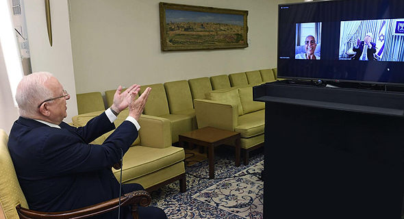 נשיא המדינה רובי ריבלין מבשר למירית הררי שזכתה באות הנשיא להתנדבות 2020, צילום: מארק ניימן לע"מ