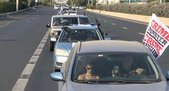 שיירה של כלי רכב בדרך להפגנה בבלפור, היום