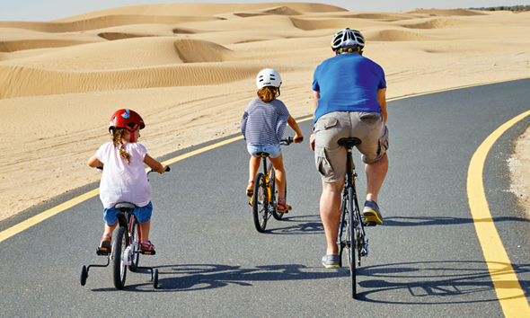 פארק מושרף בדובאי. משפחות רוכבות על אופניים, צילום: TimeOut Dubai