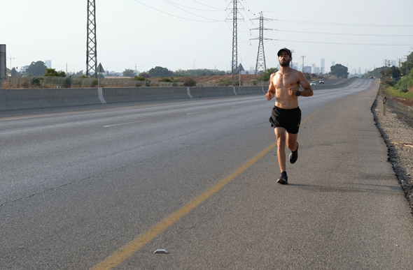 אדם רץ בזמן הסגר השני ליד כפר חב"ד