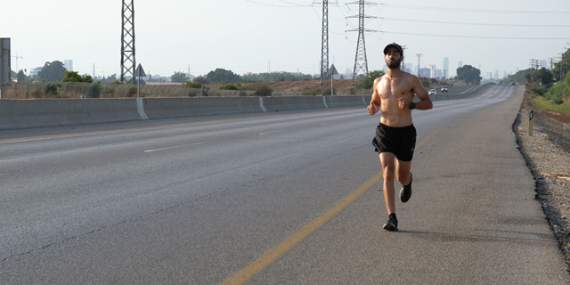 אדם רץ בזמן הסגר השני ליד כפר חב"ד, צילום: שאול גולן