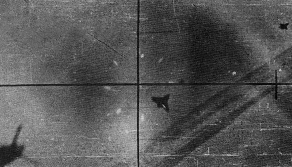 מטוס נשר ישראלי בכוונת של מיג 21. שימו לב לפינת התמונה, הנשר בעצמו רודף אחרי מיג