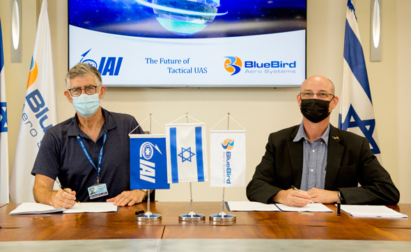 The CEOs of IAI and BlueBird sign an agreement. Photo: IAI
