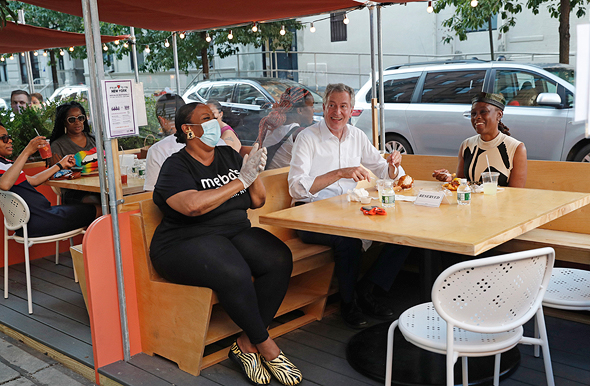 אוכלים בחוץ במסעדה בניו יורק, צילום: איי פי