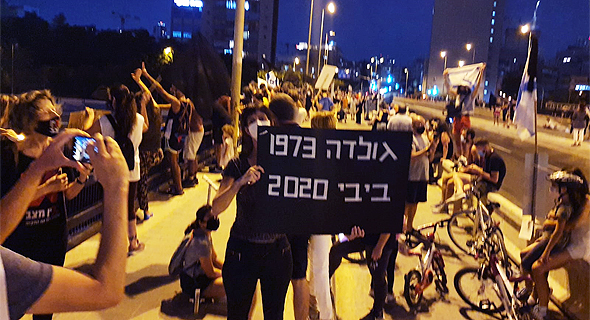 מפגינים על גשר ההלכה בתל אביב, הערב