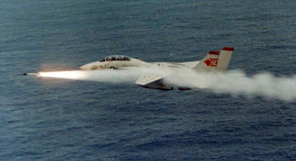 לירות? אז הוא ירה; F14 משגר טיל סיידוויינדר מונחה חום, מקור: USN