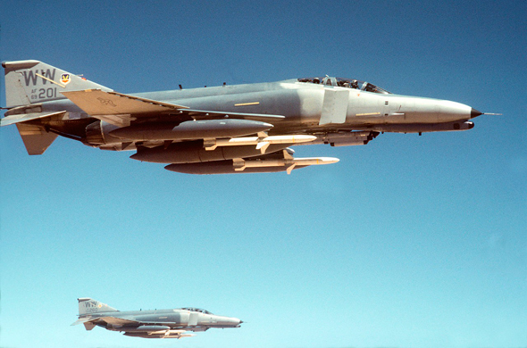 פאנטום G ותחת כנפיו טילי AGM88 נגד מכ"מ, מקור: USAF