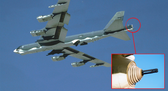 תותח הוולקן בזנב המפציץ; הבועות הלבנות מעליו הן אנטנות מכ"מ, מקור: USAF