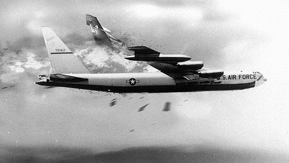 מפציץ B52 שספג פגיעה בכנפו (אילוסטרציה), מקור: USAF