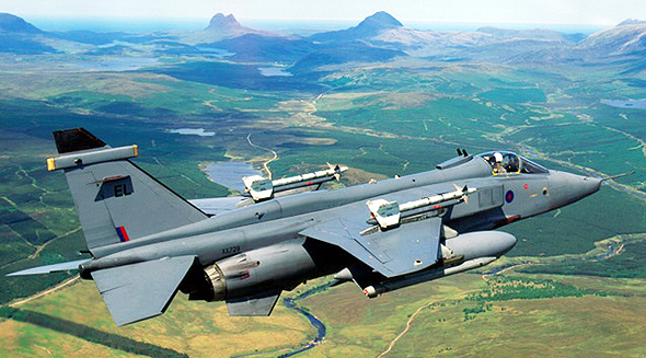 מטוס יגואר של חיל האוויר הבריטי. שימו לב לטילים שנמצאים לו מעל לכנף; בהזדמנות אסביר למה אין את זה ביותר מטוסים, מקור: RAF