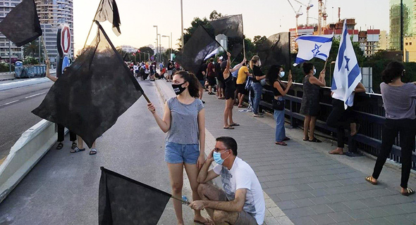 הפגנה בגשר ההלכה, צילום: הדגלים השחורים