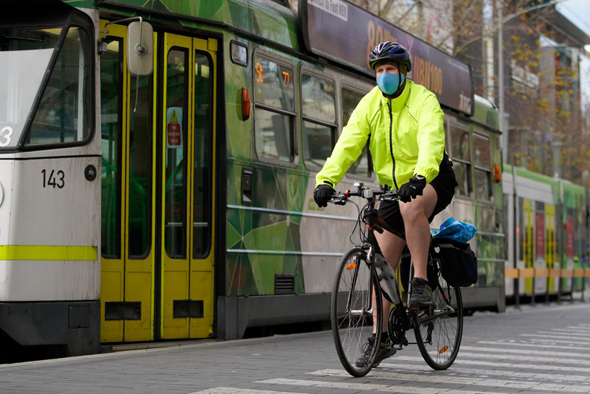 רוכב אופניים עוטה מסכה באוסטרליה, צילום: רויטרס