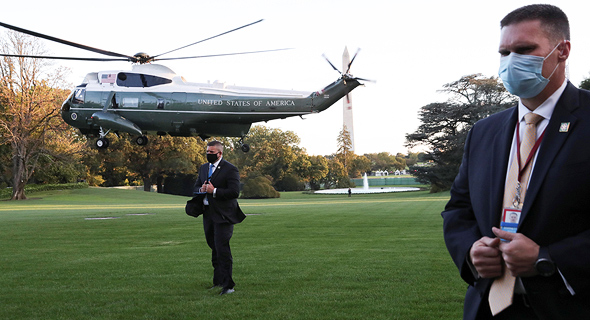 המסוק הנשיאותי מארין 1 ועליו טראמפ יוצא מהבית הלבן בדרך לבית החולים הצבאי וולטר ריד