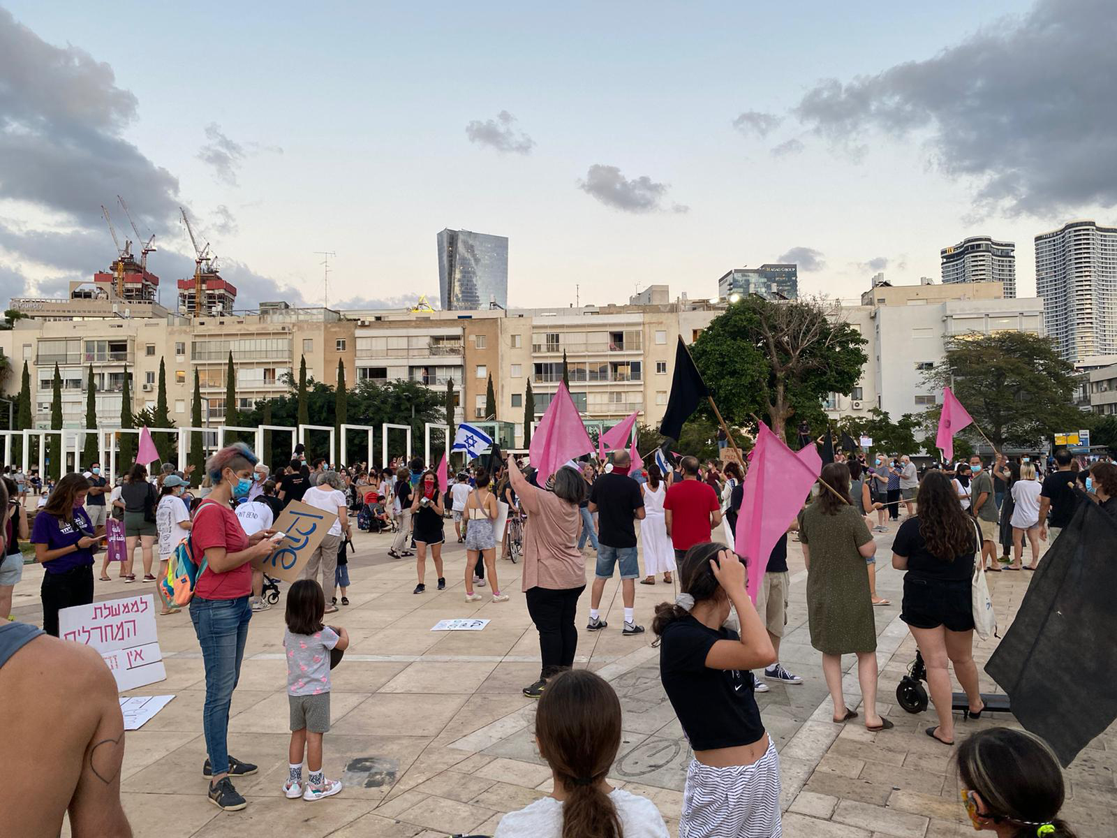מפגינים בכיכר הבימה בתל אביב, הערב