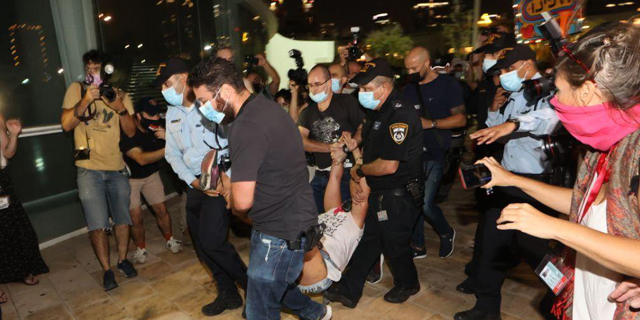 המחאה עלתה מדרגה: מעצרים ועימותים בתל אביב ובכפר סבא
