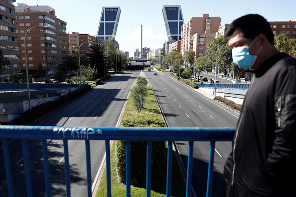 תושב מדריד בזמן משבר הקורונה, צילום: EPA
