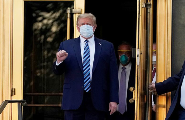 דונלד טראמפ יוצא מבית החולים עם מסכה
