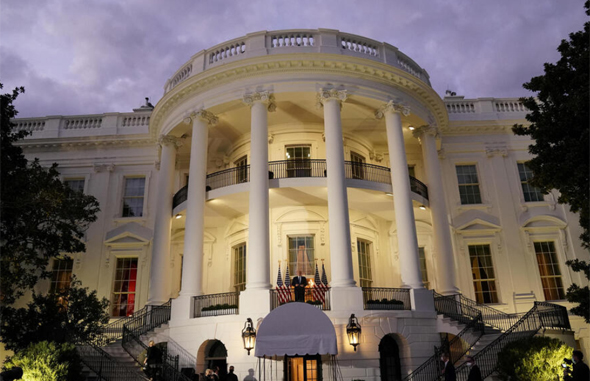 טראמפ עומד במרפסת הבית הלבן, צילום: איי אף פי