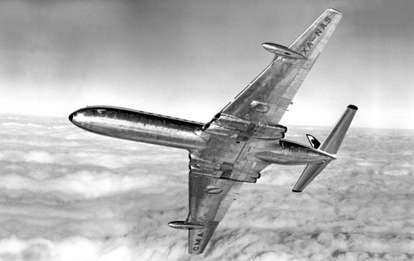 הקומט - מטוס הנוסעים הסילוני הראשון - שרוב גופו כסוף, צילום: key aero