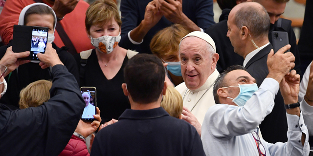 האפיפיור בטקס, ללא מסיכה, צילום: אי פי איי