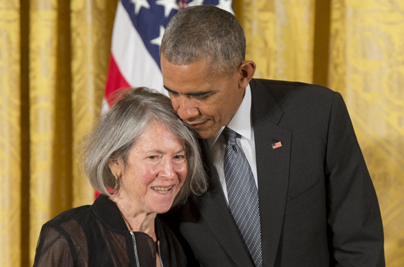הנשיא אובמה והמשוררת לואיז גליק כלת פרס נובל לספרות 2020