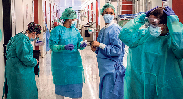 אחיות מתמגנות בבית החולים סנט פאו בברצלונה