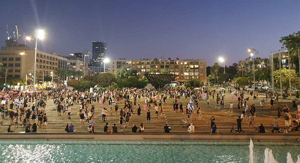 מפגינים בכיכר רבין בתל אביב
