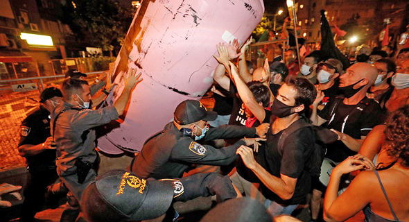 עימותים בין המשטרה למפגינים בתל אביב