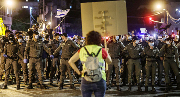 השוטרים מול מפגין בתל אביב, צילום: איי אף פי
