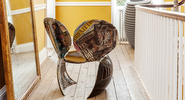 כיסא הברקזיט של רון ארד. “ציירתי לבוריס ג'ונסון שפם"