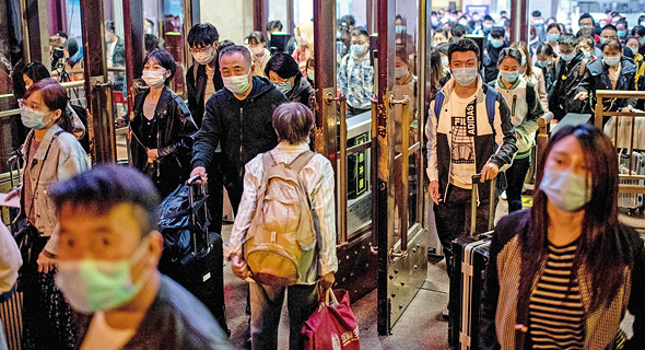 נוסעים בתחנת הרכבת בבירת סין, צילום: איי אף פי