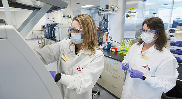 מדעניות במעבדה של אלי לילי לפיתוח תרופה לקורונה, צילום: איי פי