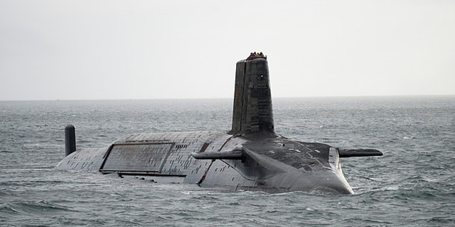 שערוריה בבריטניה: רבע מהצוות בצוללת גרעינית נדבק בקורונה לאחר ביקור במועדוני חשפנות