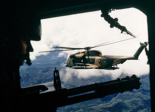 יסעור אמריקאי בדרכו למשימת חילוץ במלחמת וייטנאם
