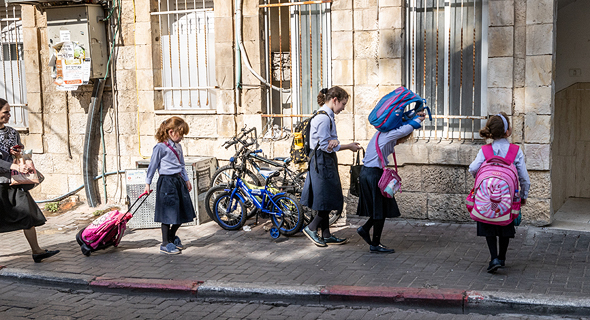 בנות בציובסר החרדי בכניסה למוסד הלימודי שלהן בירושלים