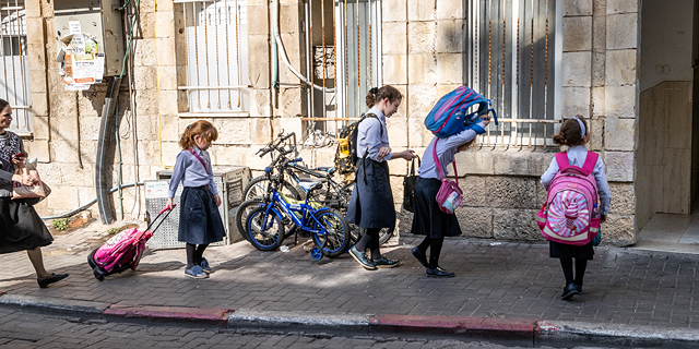 בנות בציובסר החרדי בכניסה למוסד הלימודי שלהן בירושלים, צילום: אלכס קולומויסקי