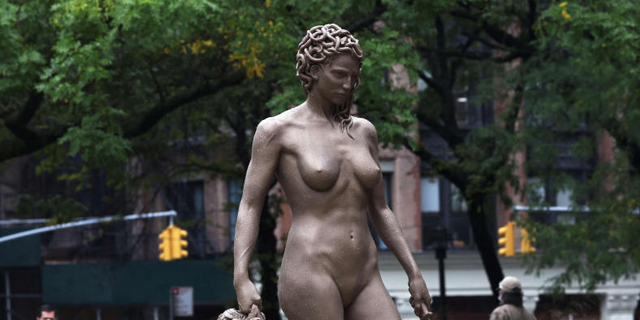 זהירות, מדוזה: הפסל החדש כבר מעורר הדים בניו יורק