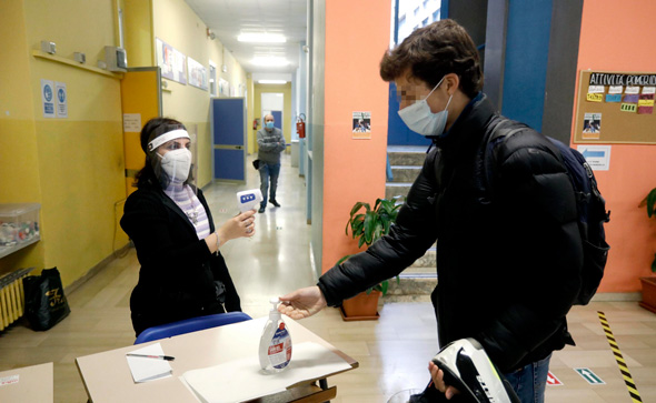  בדיקות חום בבית ספר באיטליה