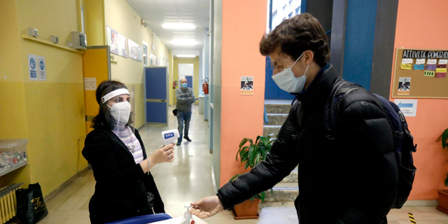  בדיקות חום בבית ספר באיטליה, צילום: אי פי איי