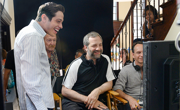 במרכז: ג'אד אפאטו ומשמאל: פיט דייווידסון, באתר הצילומים של “המלך מסטטן איילנד". איזון עדין בין רגש לרוח שטות