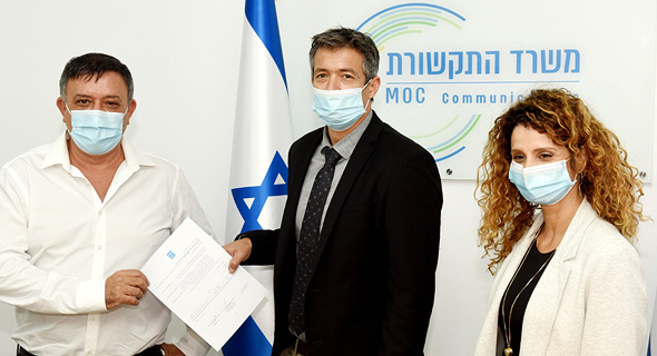 מימין: לירן אבישר בן חורין, יועז הנדל ומנכ"ל סלקום אבי גבאי