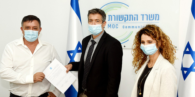 מימין: לירן אבישר בן חורין, יועז הנדל ומנכ"ל סלקום אבי גבאי, צילום: כפיר סיון