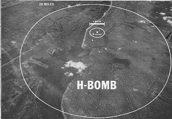 תצלום אווירי של מנהטן, עליו השוואת איזורי הרס מוחלט של פצצת אטום ממוצעת, אל מול פצצת מימן ממוצעת 