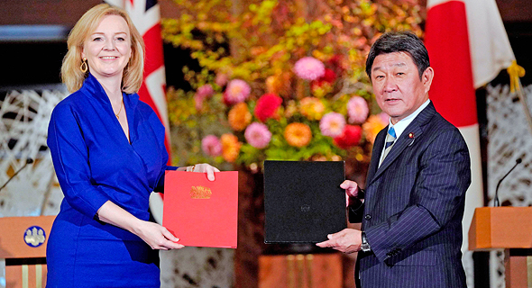 שרת המסחר הבריטית אליזבת טראס ושר החוץ היפני טושימיטסו מוטגי. הסכם היסטורי, צילום: איי אף פי