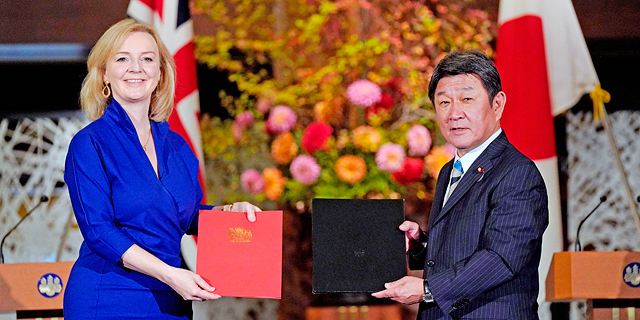 לראשונה אחרי הברקזיט:  בריטניה ויפן חתמו על הסכם סחר דו-צדדי