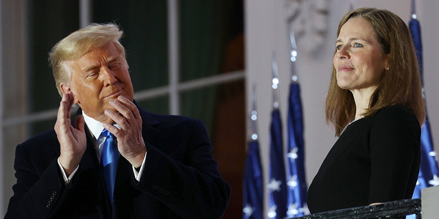 השופטת איימי קוני בארט והנשיא דונלד טראמפ במהלך הטקס הלילה, צילום: גטי אימג