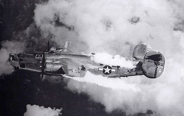 מפציץ B24 בשם "אקסטרה ג'וקר", של טייסת 725, שנפגע ממטוסי קרב מעל אוסטריה. אף אחד מאנשי צוותו לא שרד