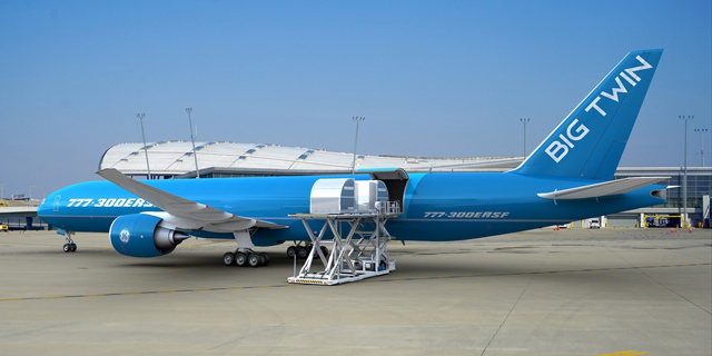 מטען במקום נוסעים: חוזה הסבה ב-100 מיליון דולר לתעשייה האווירית עם אמירייטס